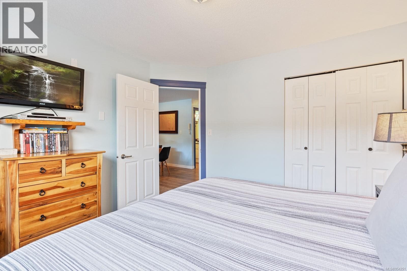 305 1105 HENRY ROAD — photo 3