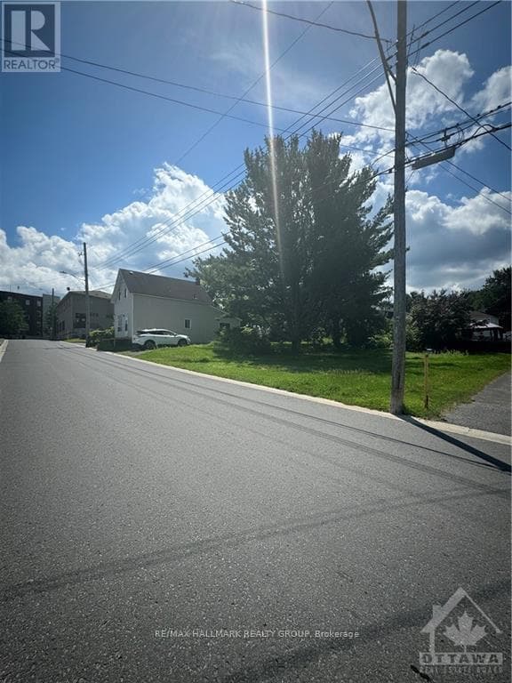 674 POULIOTTE STREET — photo 3