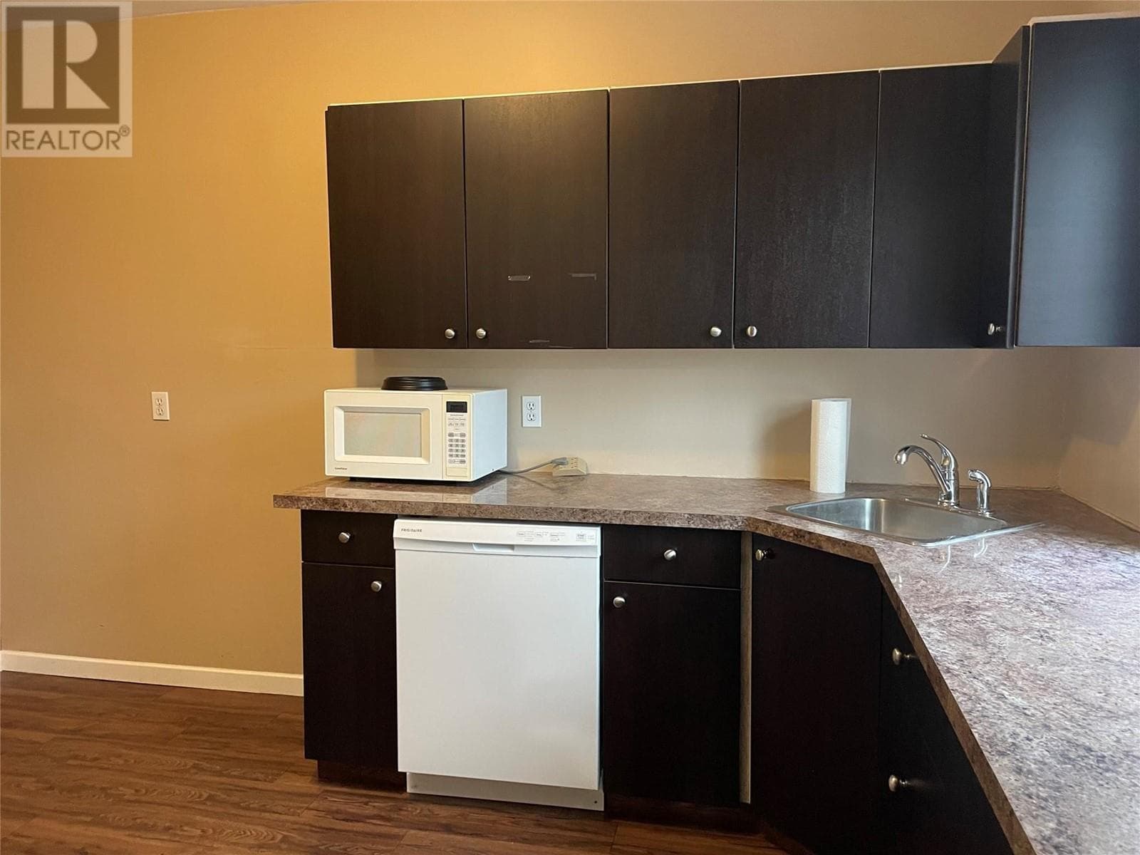 3202 32 STREET, Interior REALTORS® — photo 2