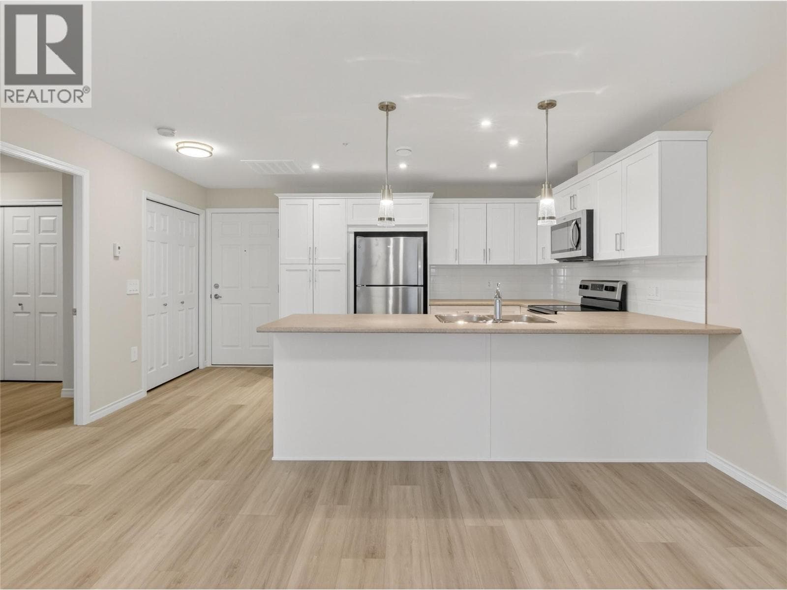 3362 SKAHA LAKE ROAD UNIT 604, Interior REALTORS® — photo 2