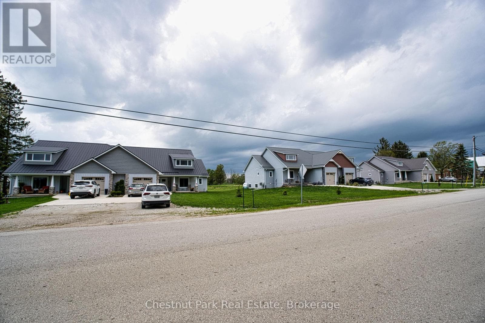 319916-319926 KEMBLE ROCK ROAD in 