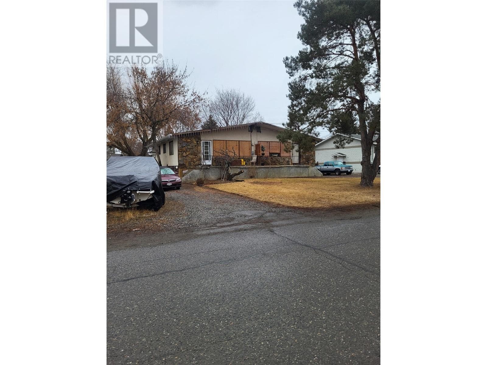 3336 - 3338 Overlander Drive in Westsyde