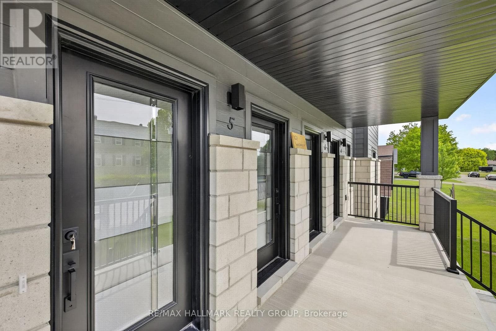 100 WELLAND STREET — photo 4