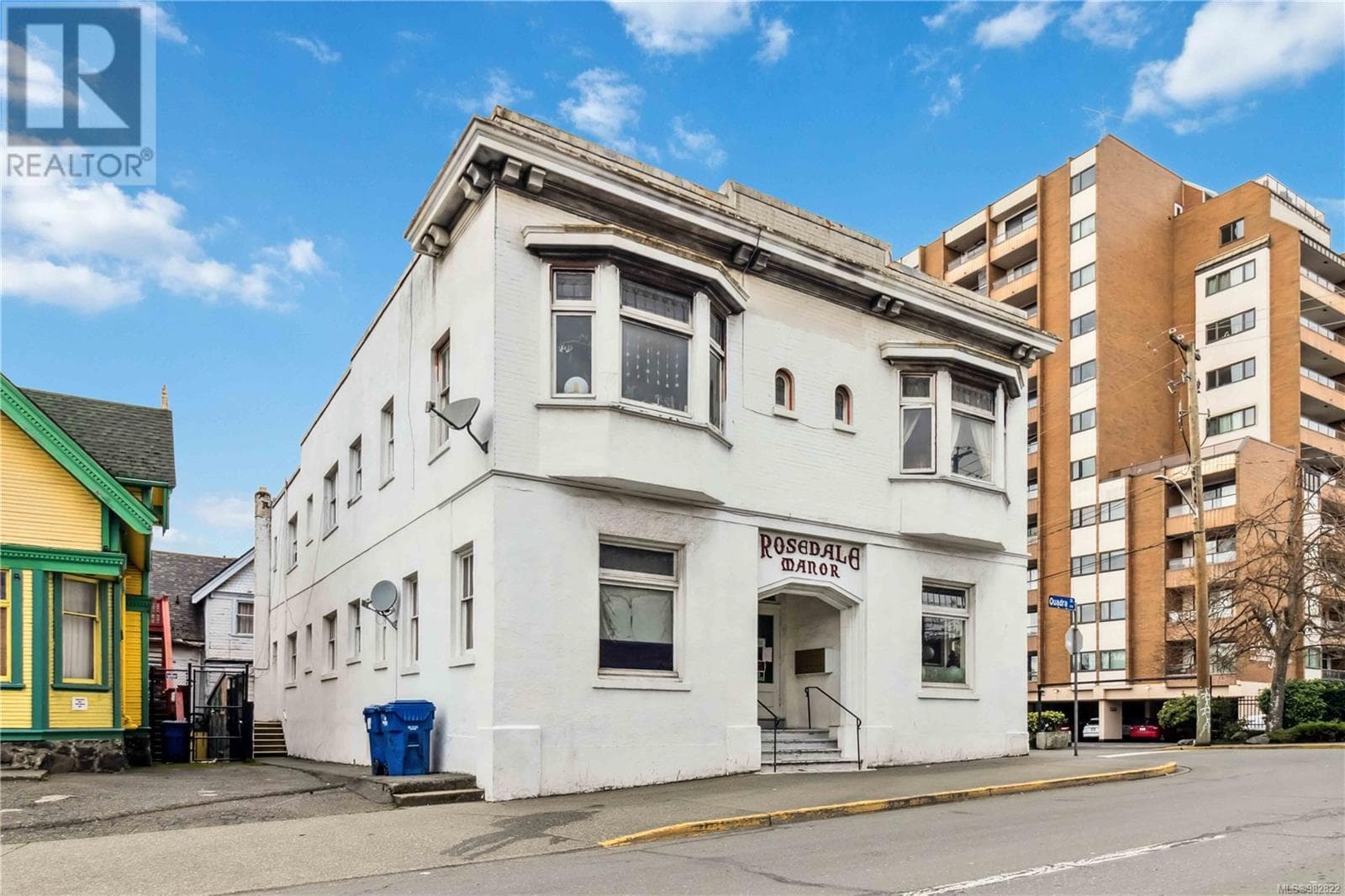 1612 QUADRA STREET, Victoria