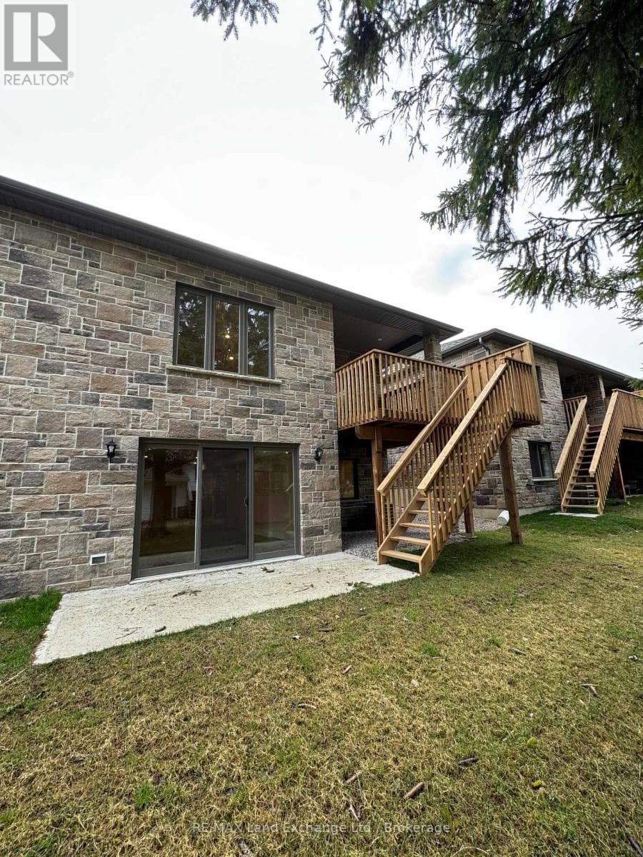 15 NYAH COURT, OnePoint — photo 2