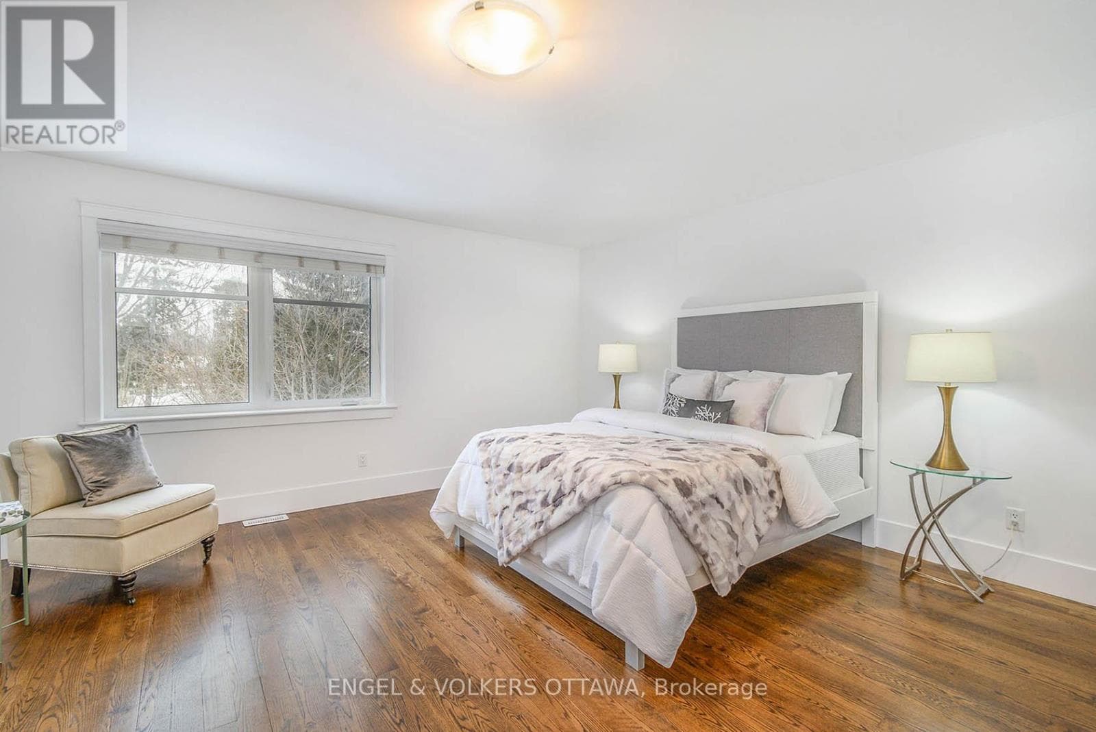 109 MONTAUK, Ottawa — photo 4