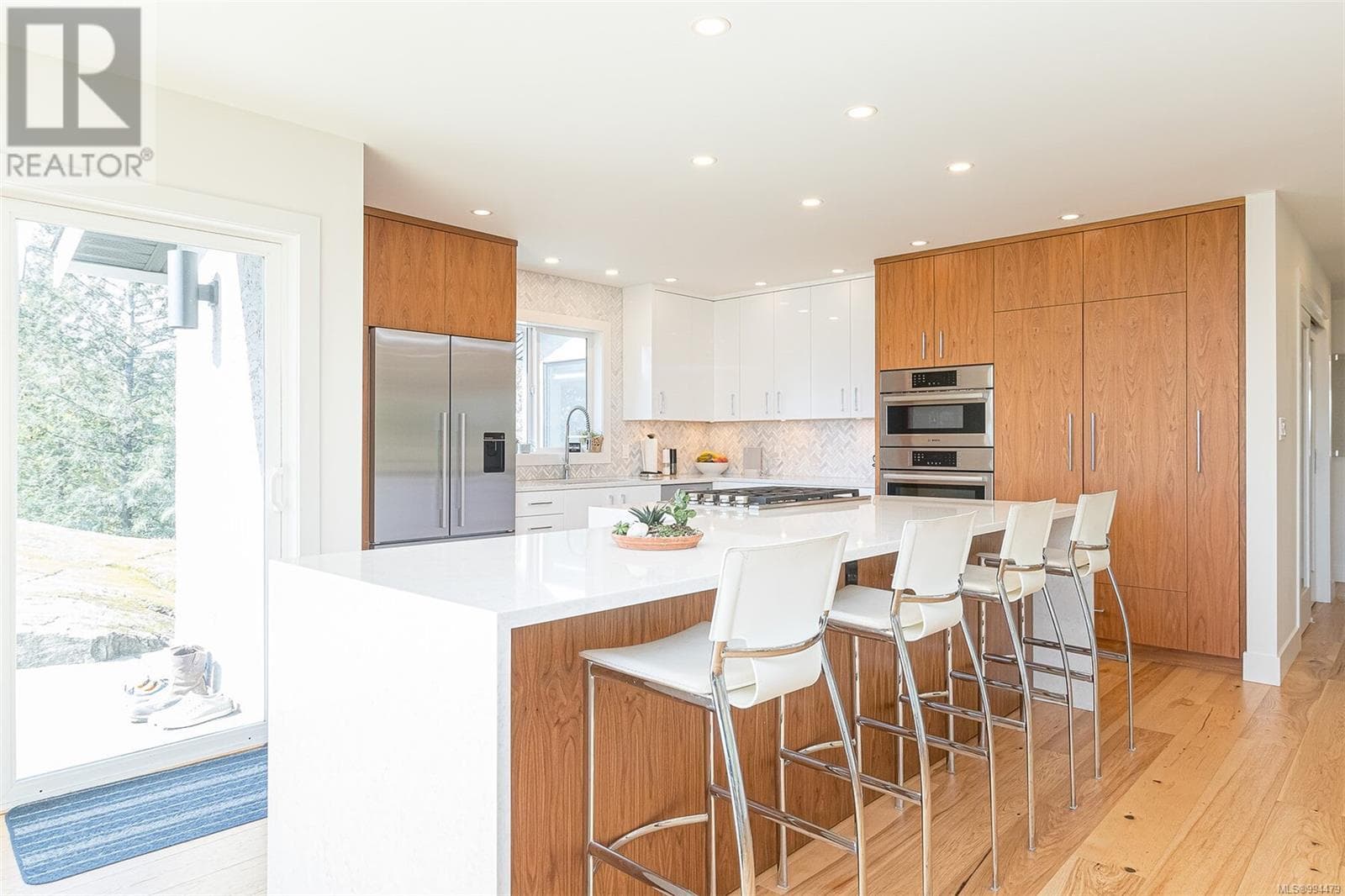 8518 TRIBUNE TERRACE, Victoria — photo 2