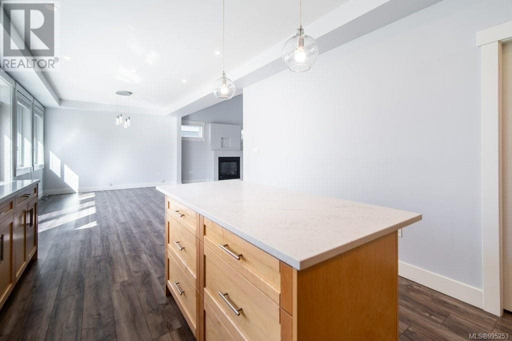 4462 TYNDALL AVENUE, Victoria
