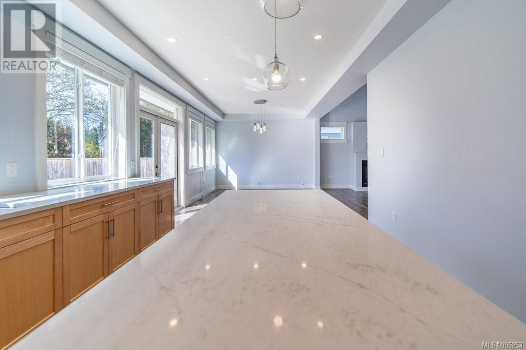 4462 TYNDALL AVENUE, Victoria — photo 2