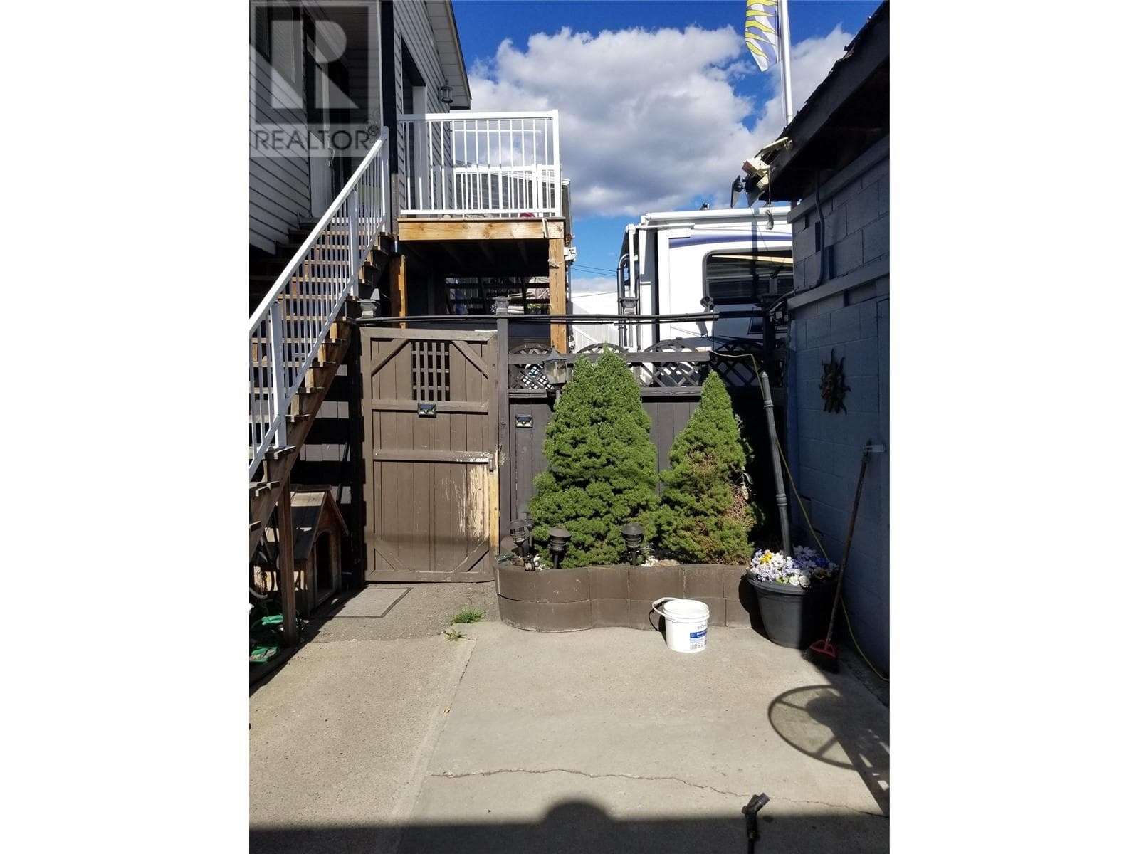 721-725 Shuswap Avenue, Interior REALTORS® — photo 2