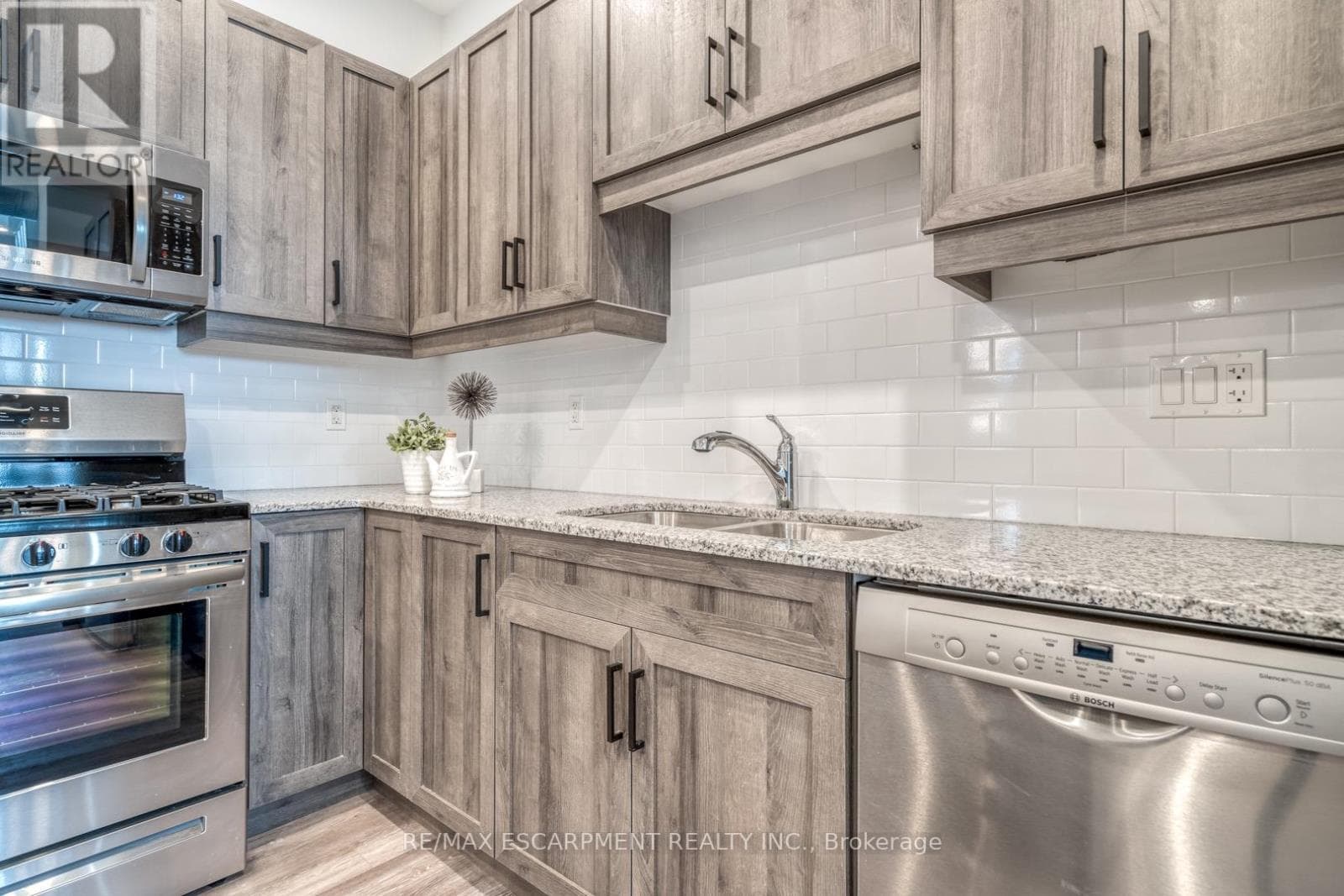 52 BARTON STREET WEST, Toronto — photo 2