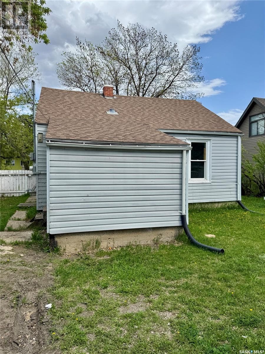 1002 WASCANA STREET, Saskatchewan — photo 2
