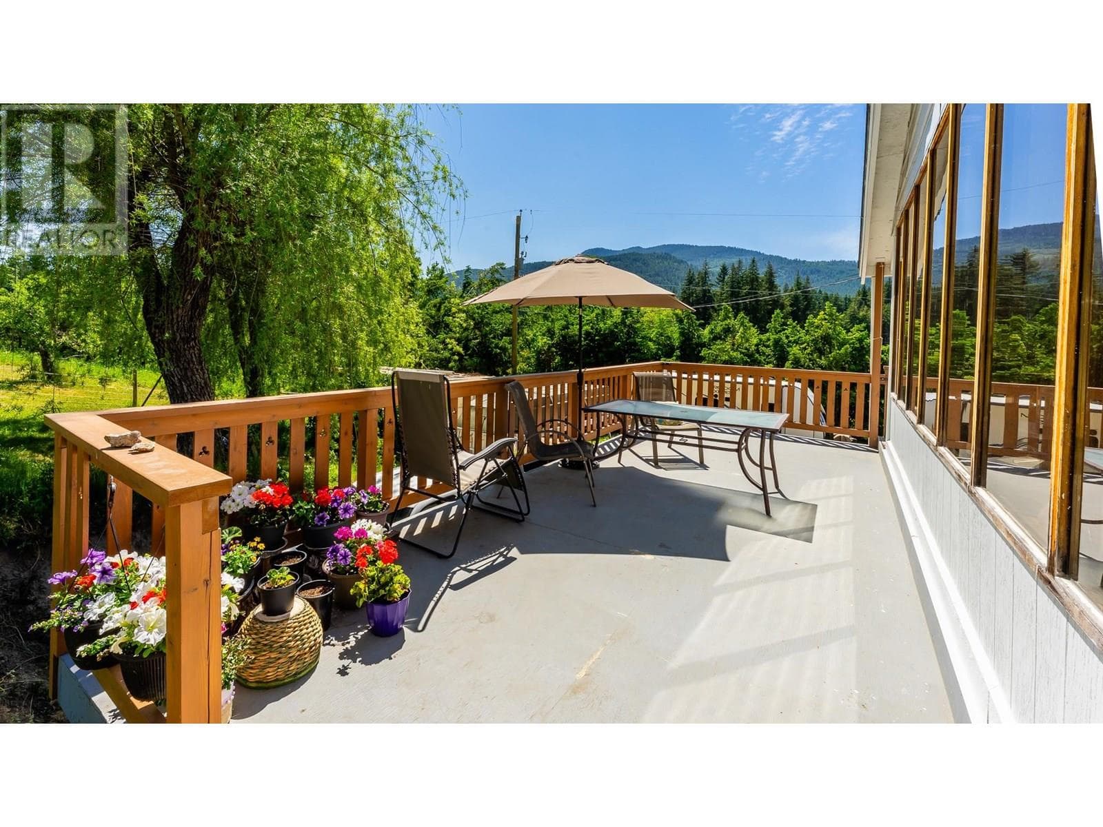 3660 63 Street SE, Interior REALTORS® — photo 4