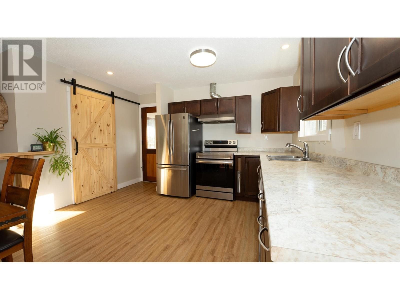 3660 63 Street SE, Interior REALTORS® — photo 5