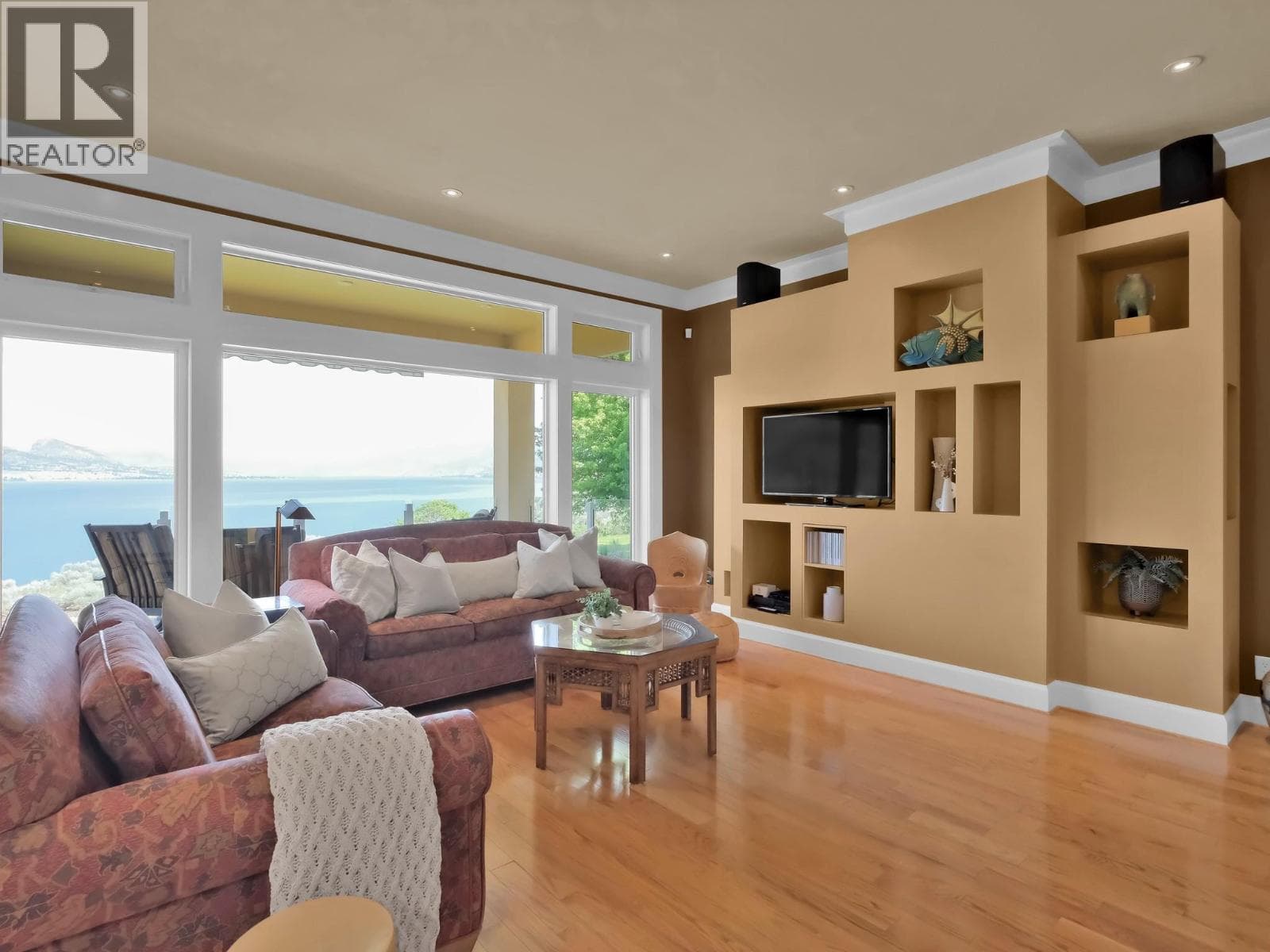 156 VANCOUVER PLAZA, Interior REALTORS® — photo 5