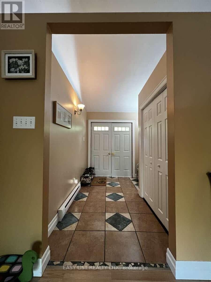 2135 CHAMPLAIN ROAD — photo 4