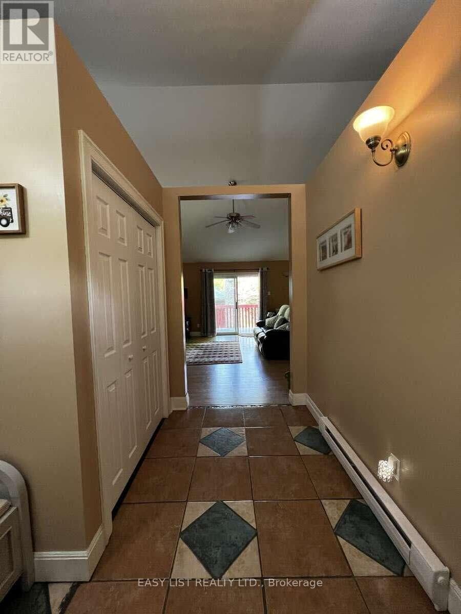 2135 CHAMPLAIN ROAD — photo 5