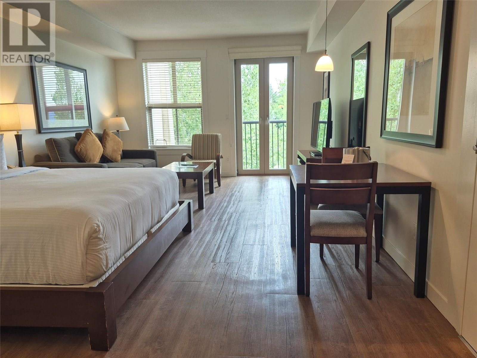 4200 Lakeshore Drive Drive Unit# 302, Interior REALTORS® — photo 2