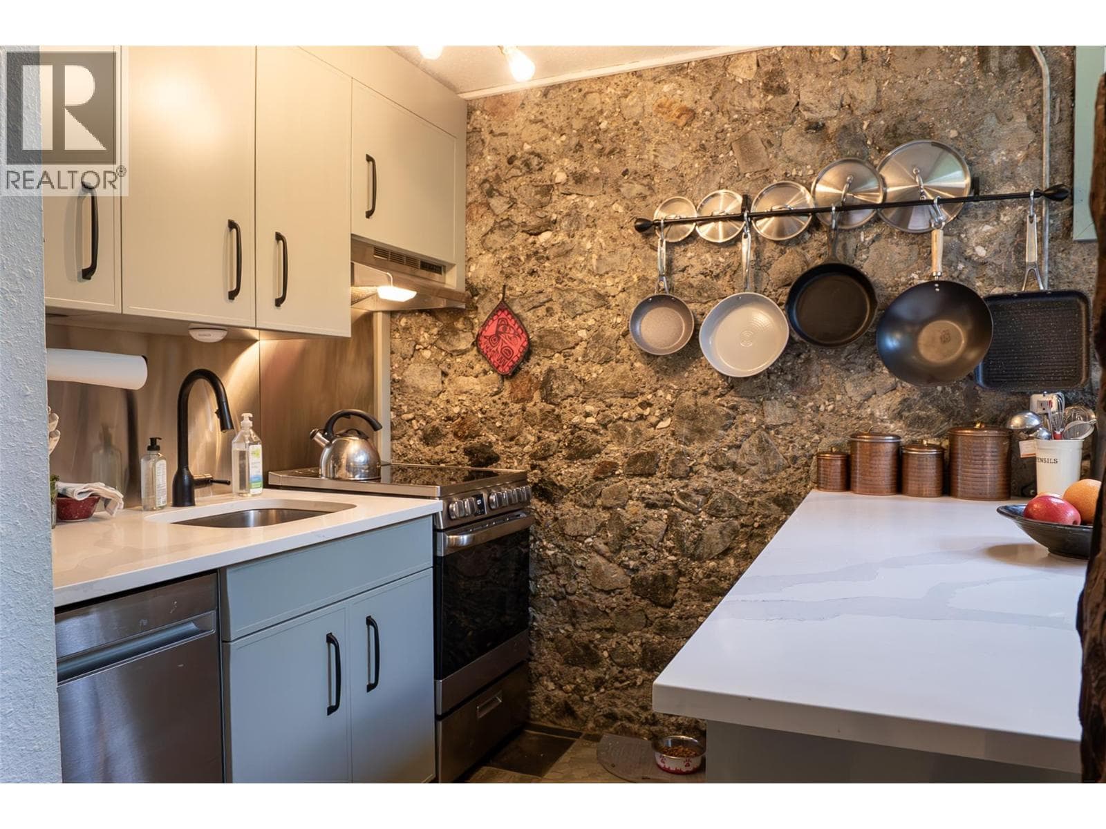 130 COUGAR ROAD UNIT 6, Interior REALTORS® — photo 4