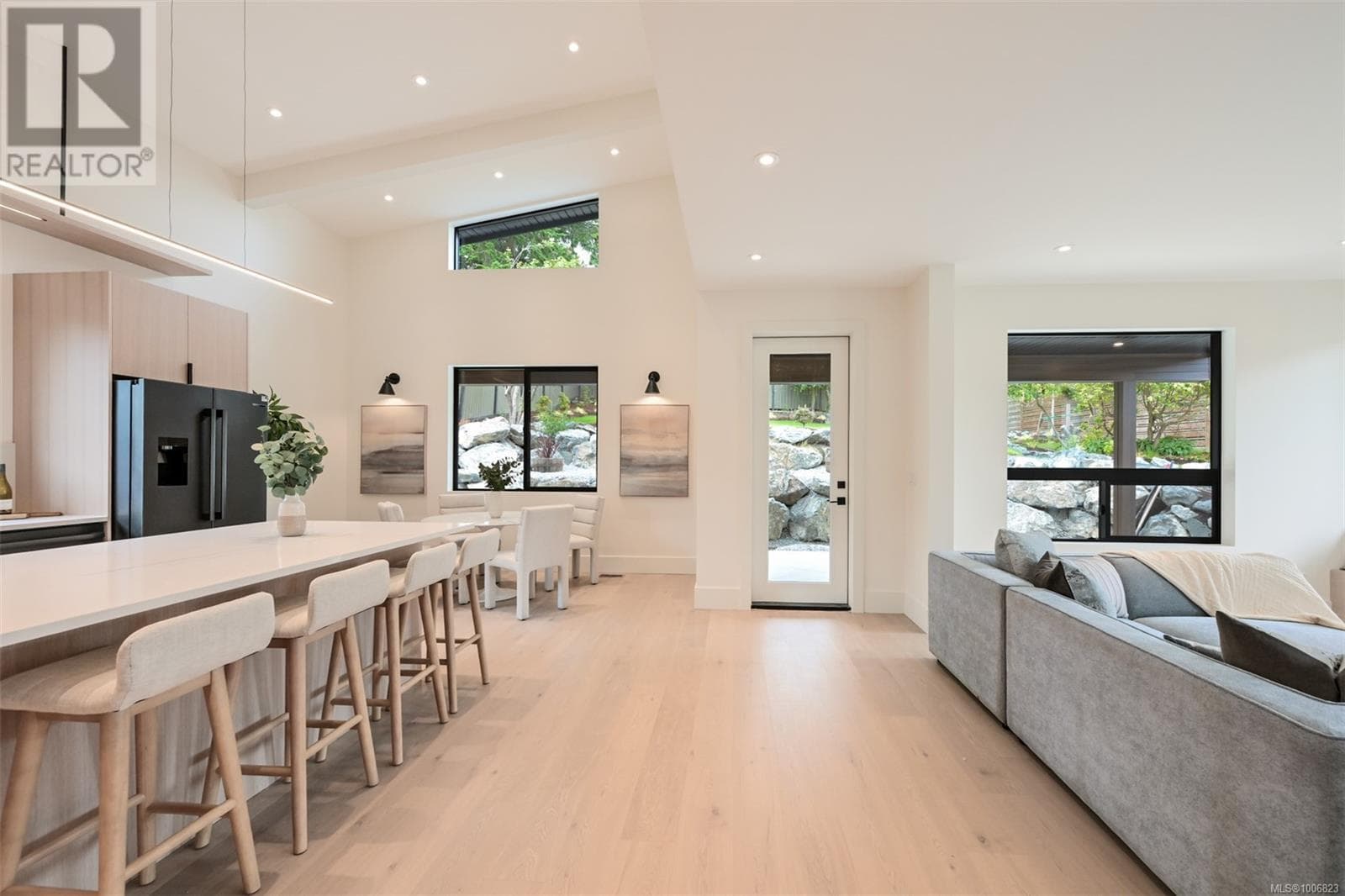 1624 WARREN GARDENS, Victoria — photo 3