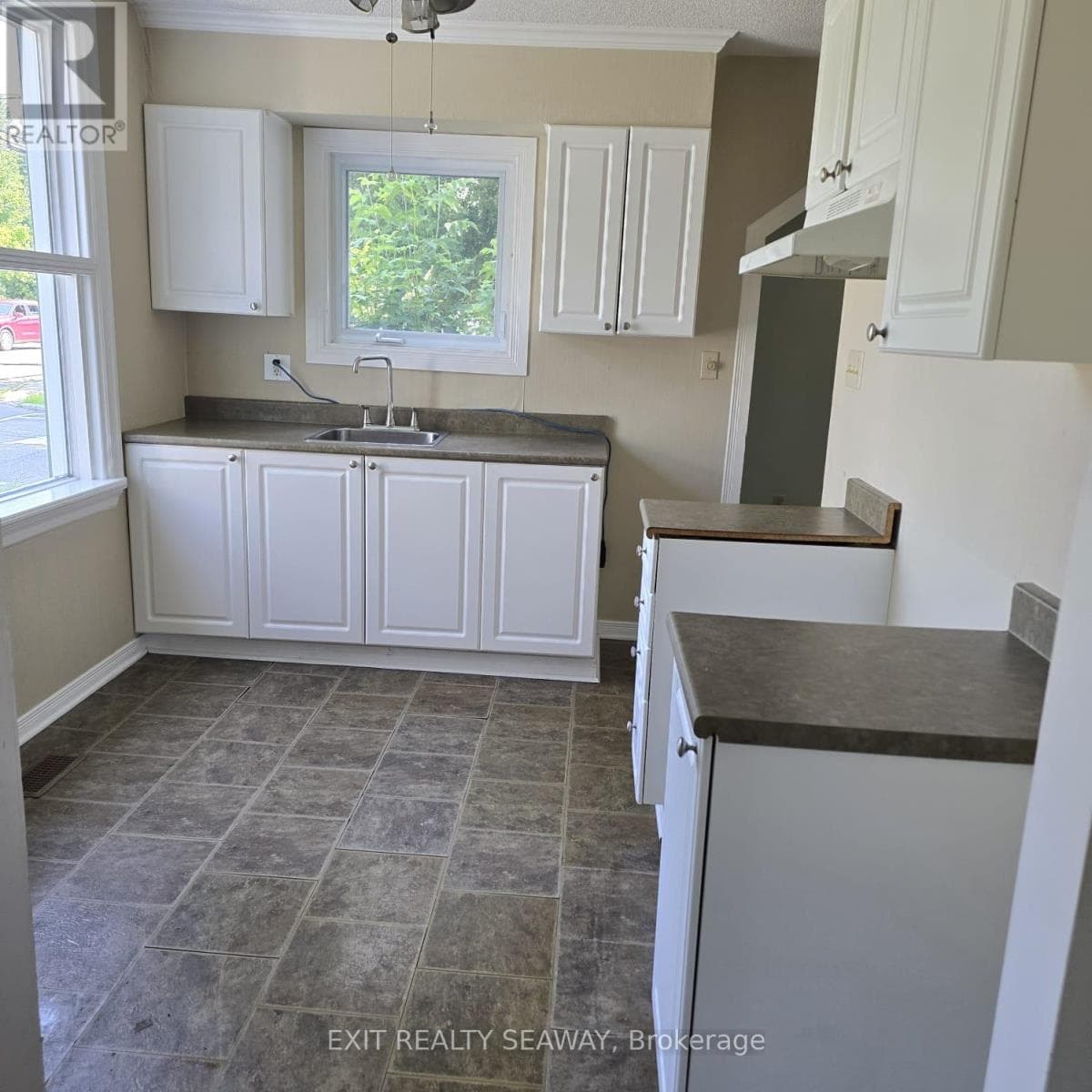 8154 VICTORIA STREET, Cornwall — photo 4