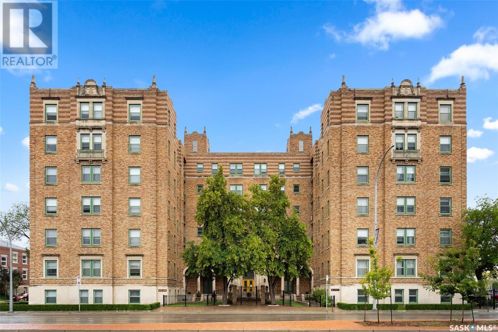 203 2305 Victoria AVENUE in Old 33