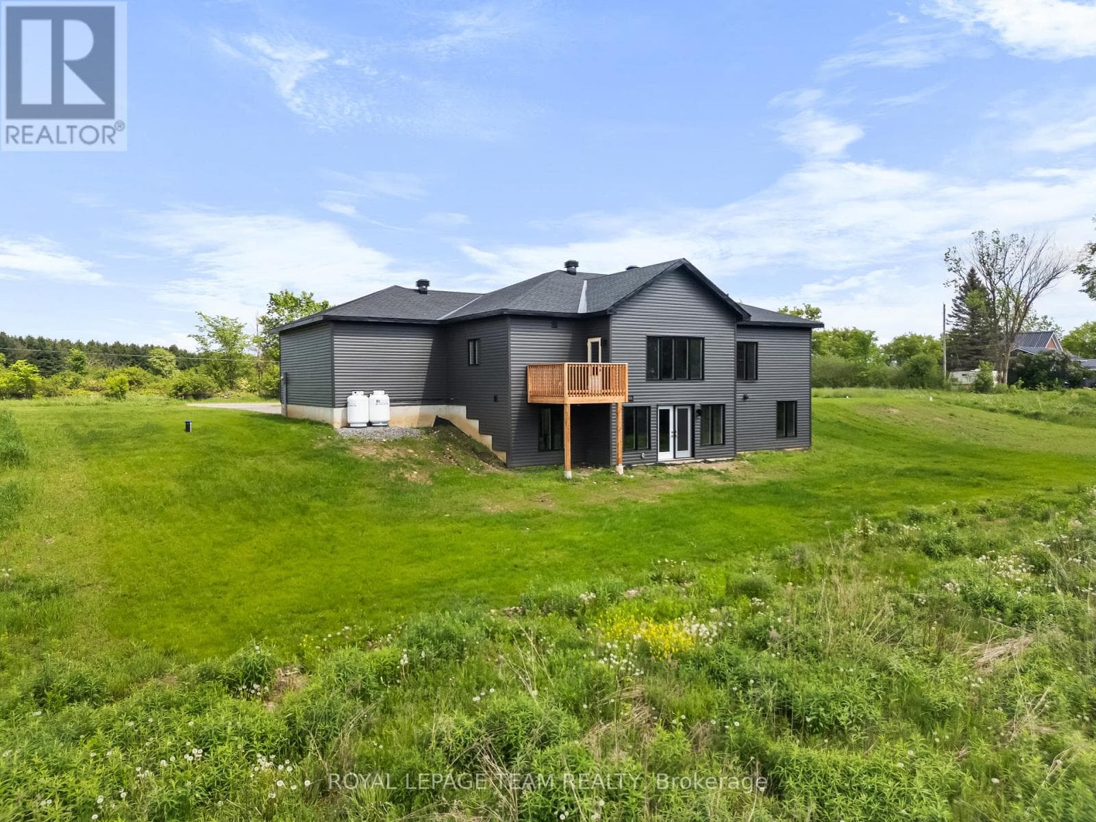465 PIONEER ROAD — photo 3
