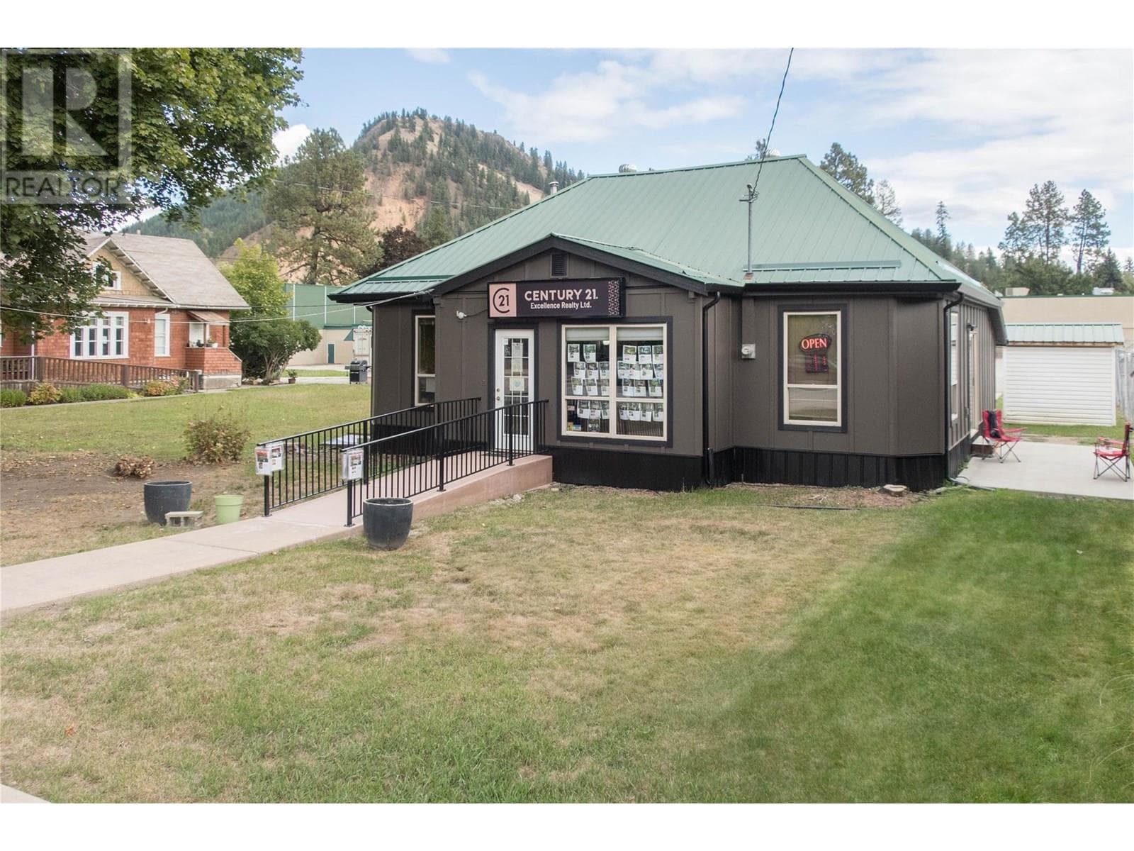 2143 Shuswap Avenue, Interior REALTORS® — photo 2