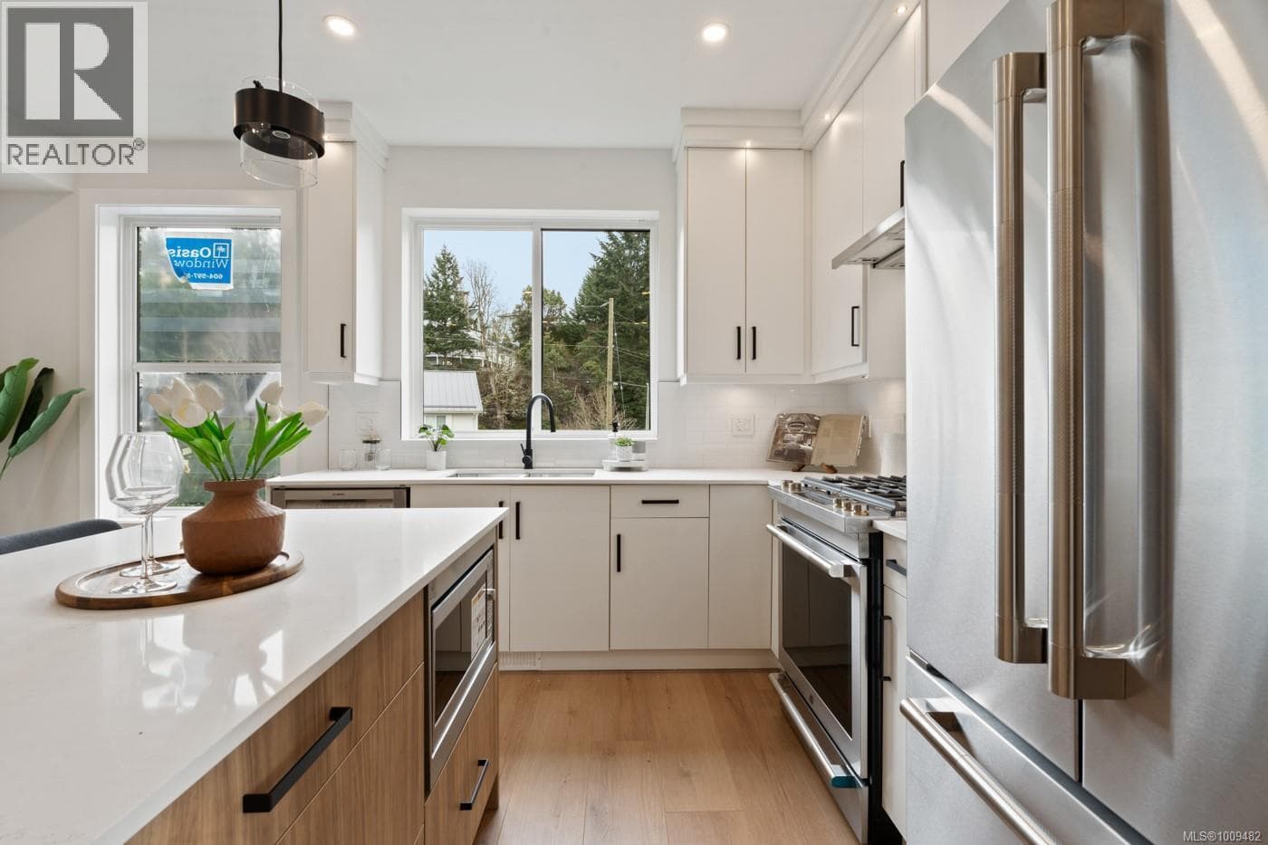 557 BELFORD PLAZA, Victoria — photo 4