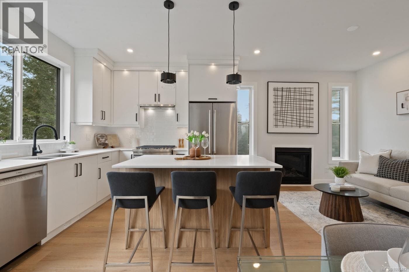 557 BELFORD PLAZA, Victoria