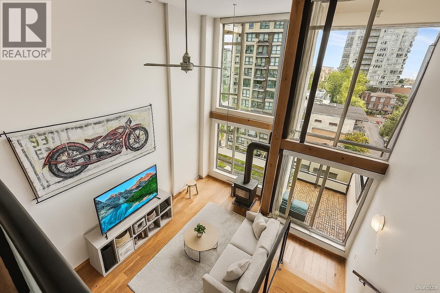 402 10 RENAISSANCE SQUARE, Greater Vancouver — photo 3