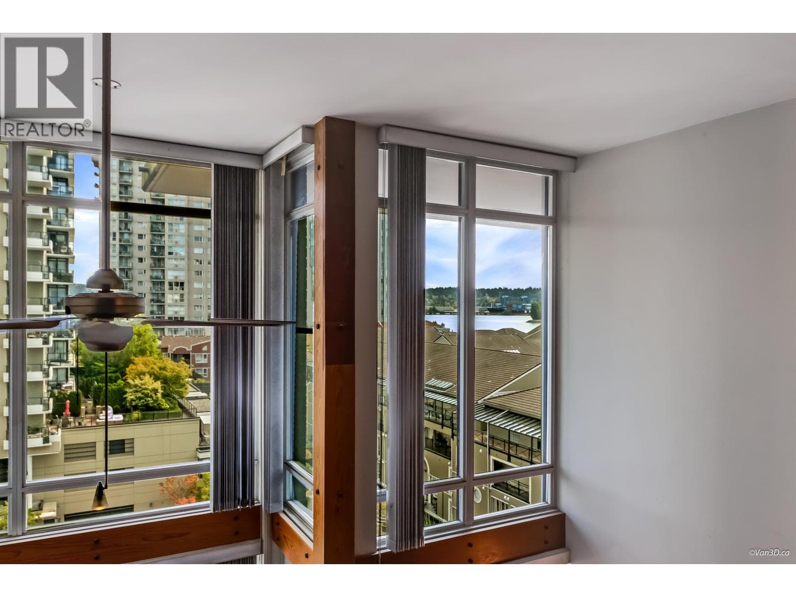 402 10 RENAISSANCE SQUARE, Greater Vancouver — photo 5