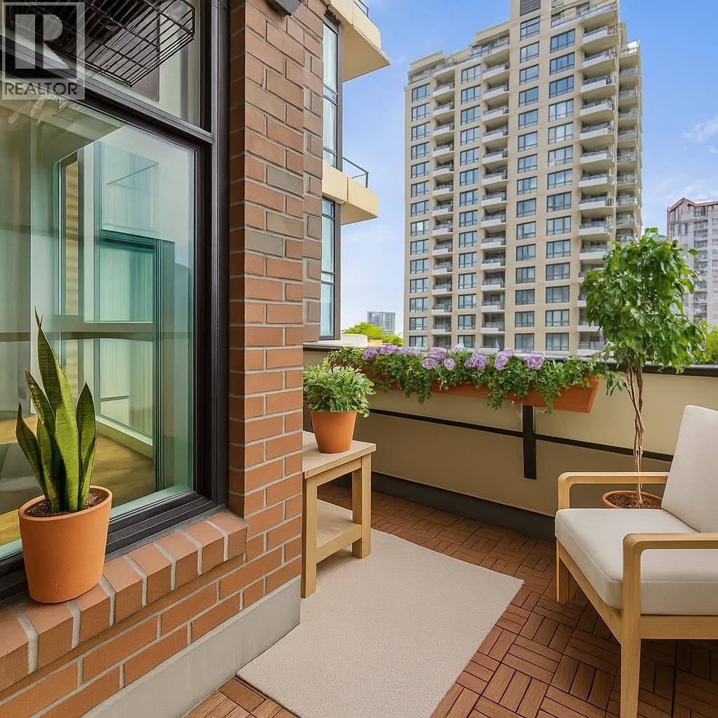 402 10 RENAISSANCE SQUARE, Greater Vancouver — photo 4