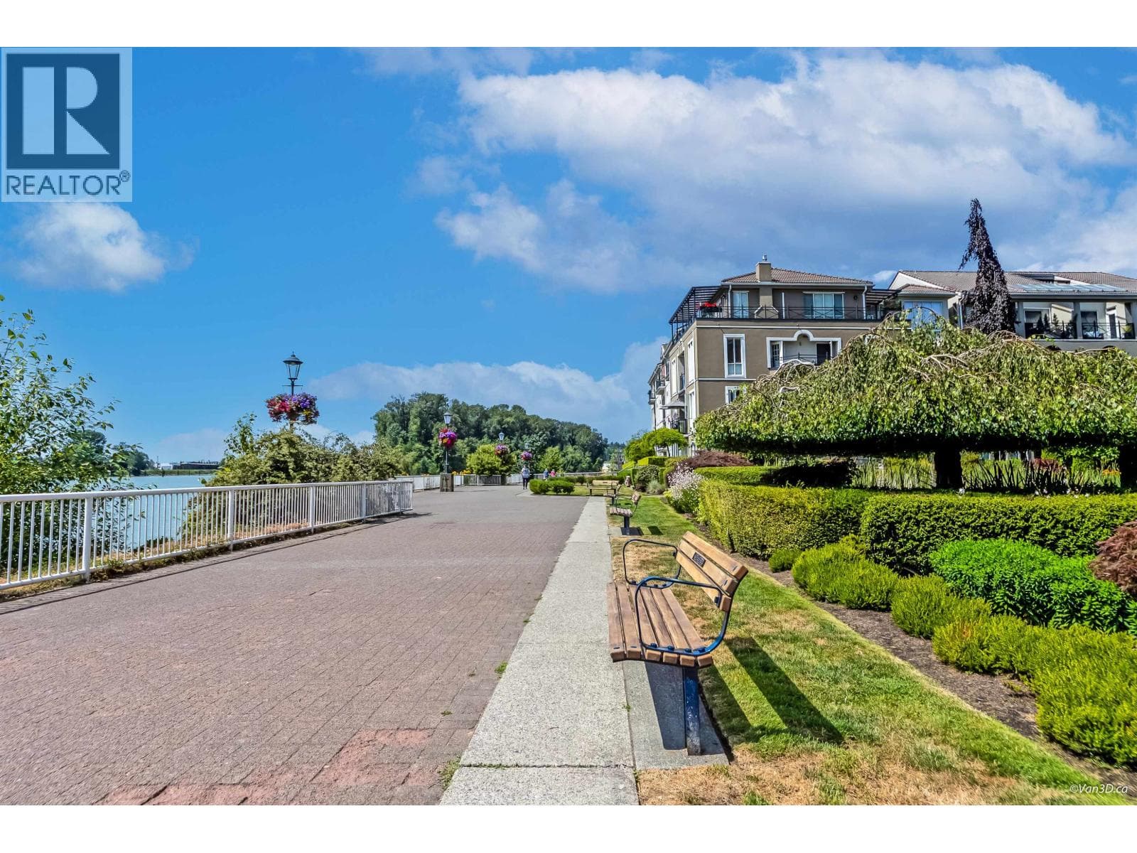 402 10 RENAISSANCE SQUARE, Greater Vancouver — photo 2