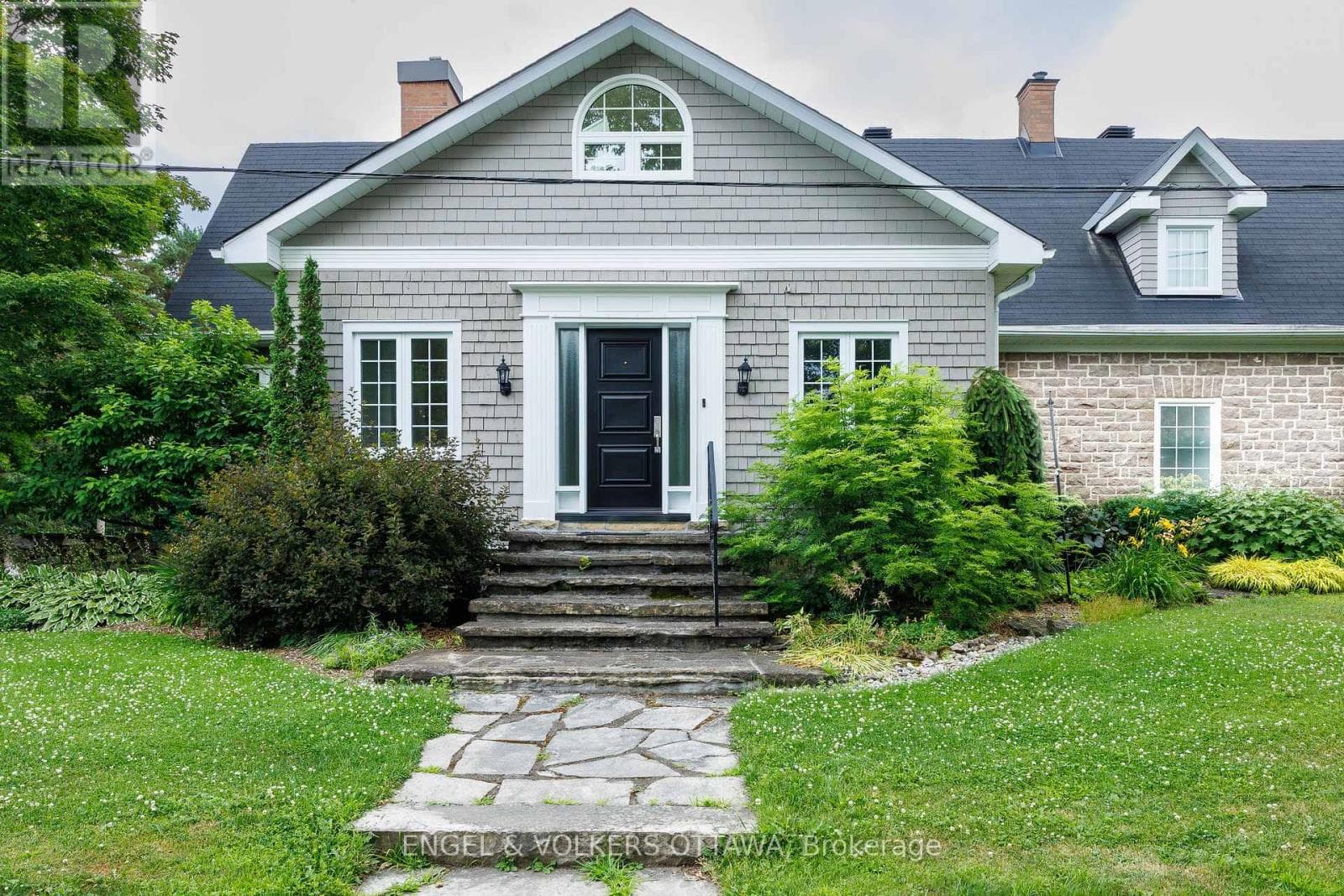 233 STRATHBURN STREET in 