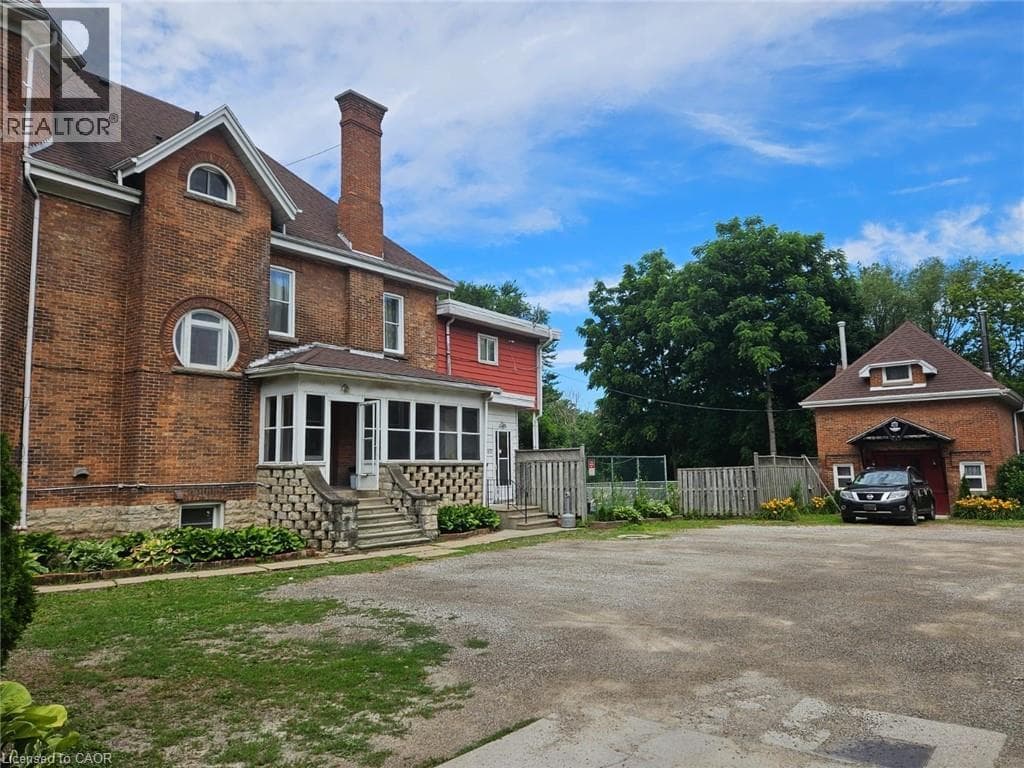 463 KING Street W — photo 3