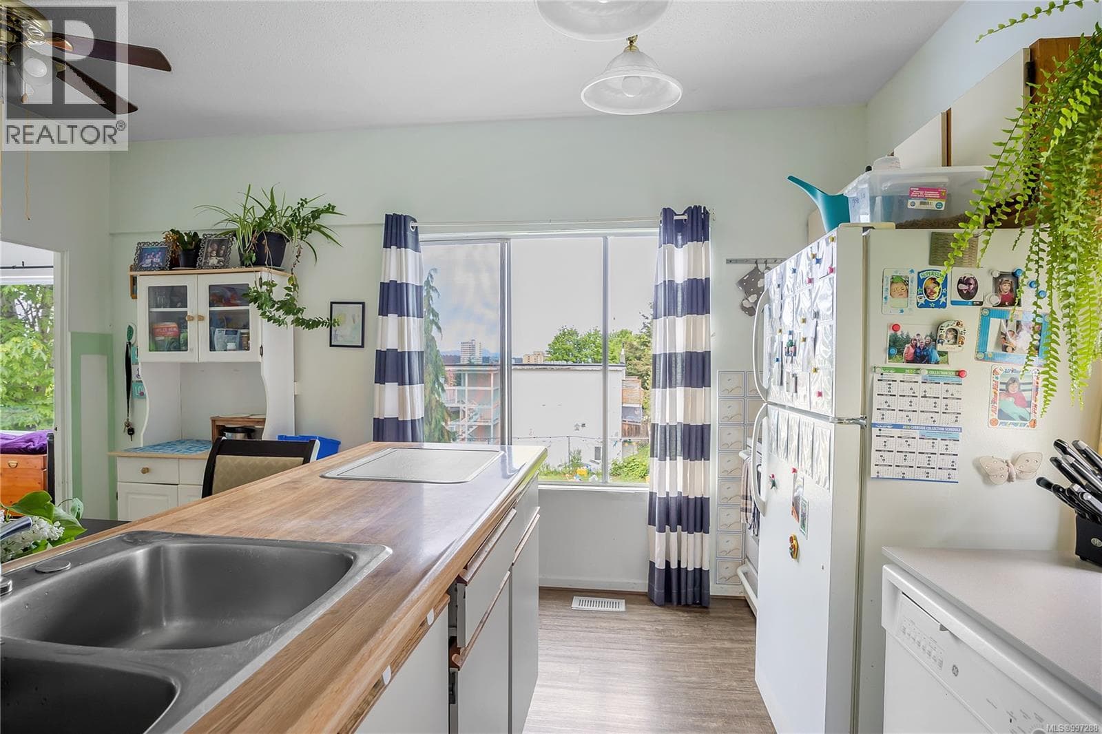 532 PRIDEAUX STREET, Vancouver Island — photo 3