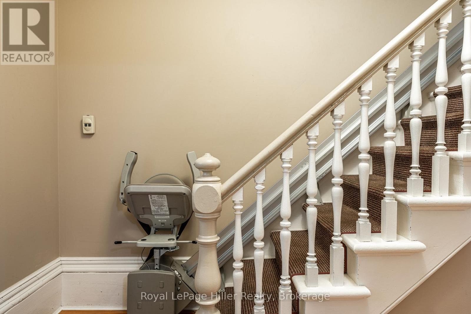 139 WELLINGTON STREET — photo 5