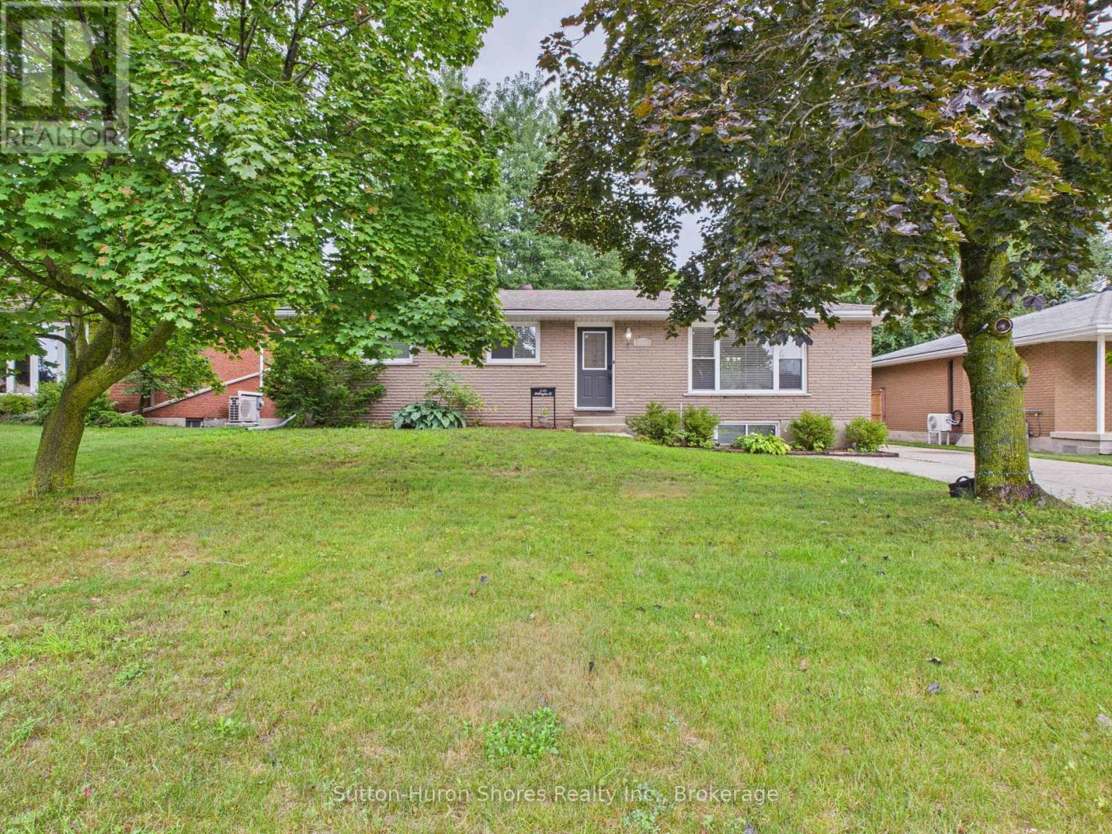 1049 WELLINGTON STREET in 