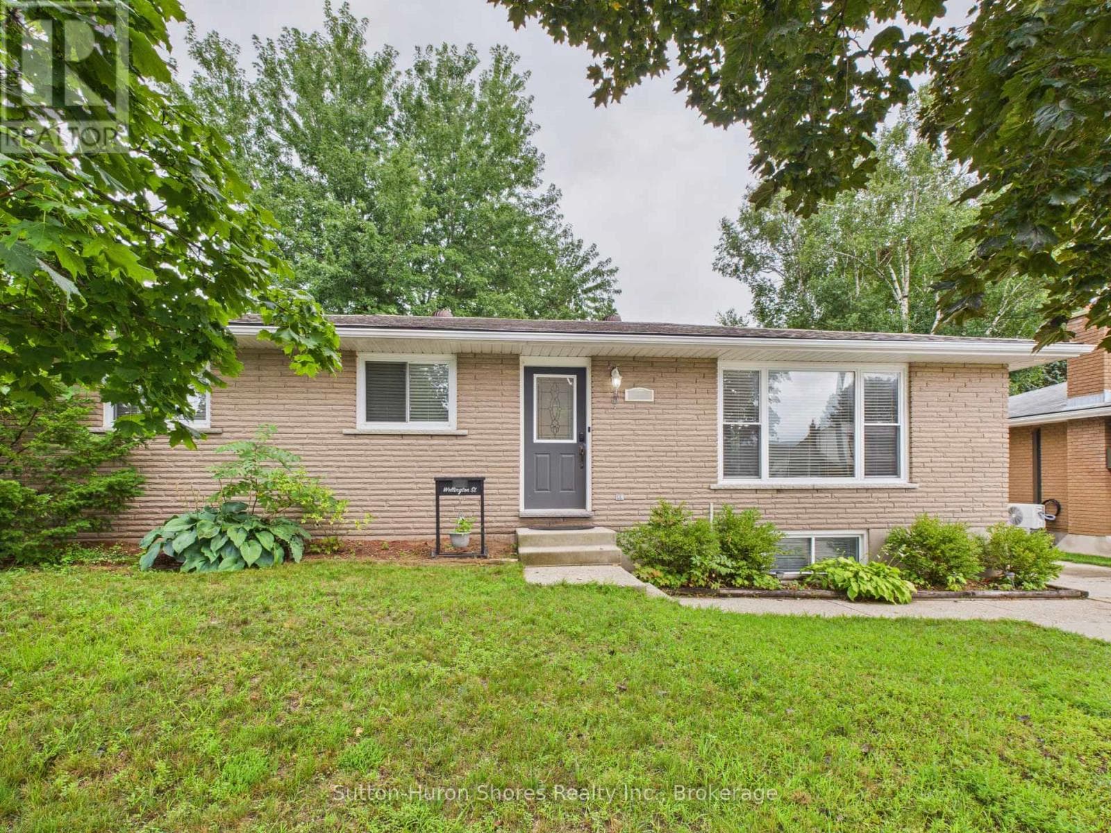 1049 WELLINGTON STREET — photo 2