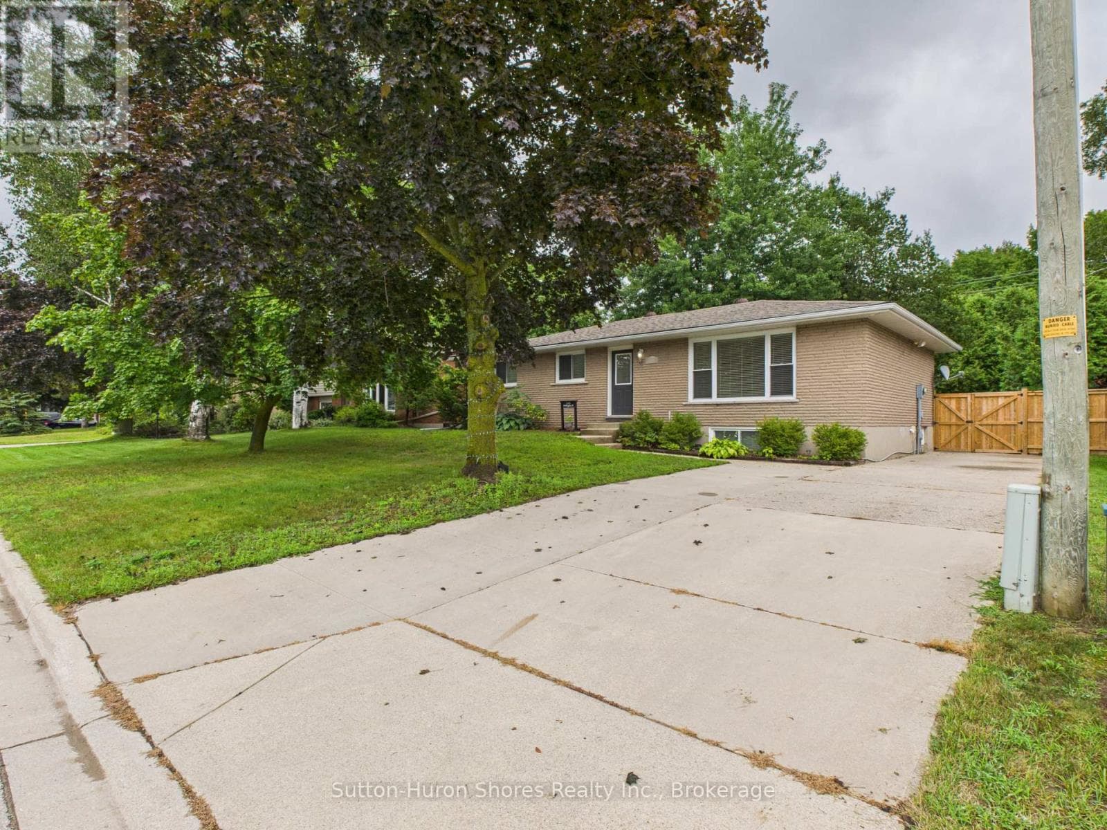 1049 WELLINGTON STREET — photo 3