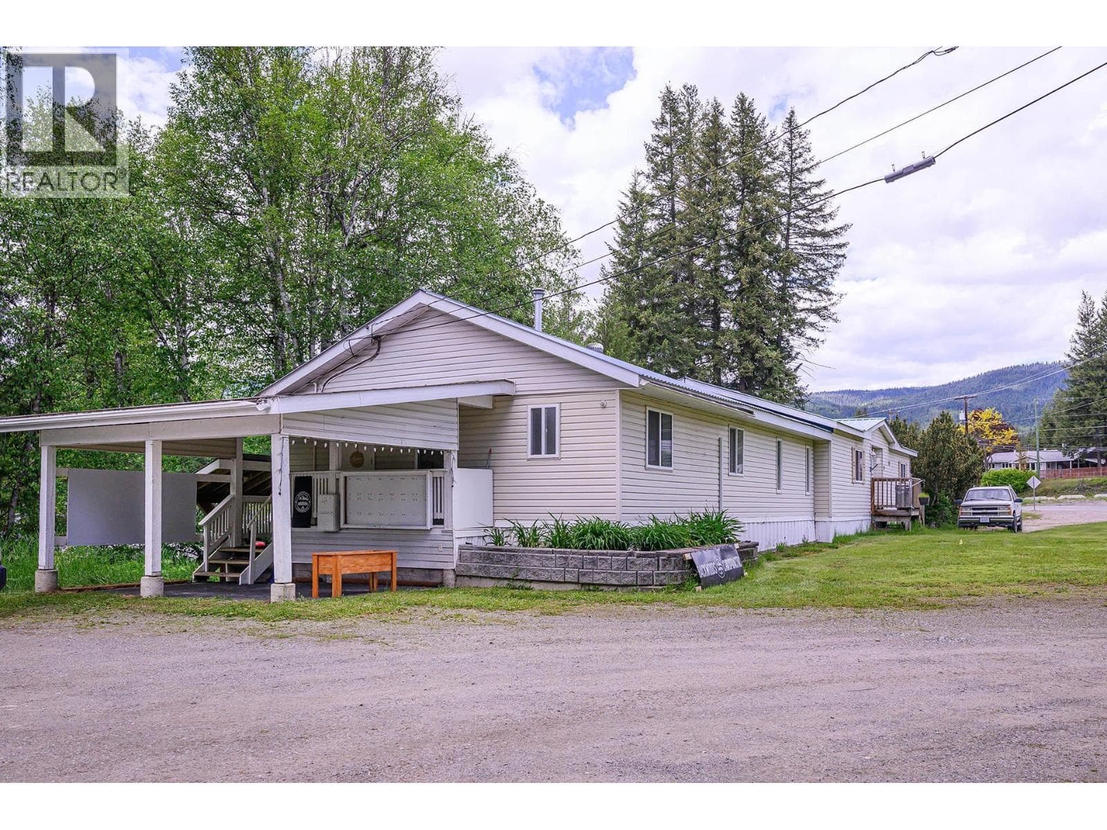 32 OLD N THOMPSON  E Highway, Interior REALTORS® — photo 2