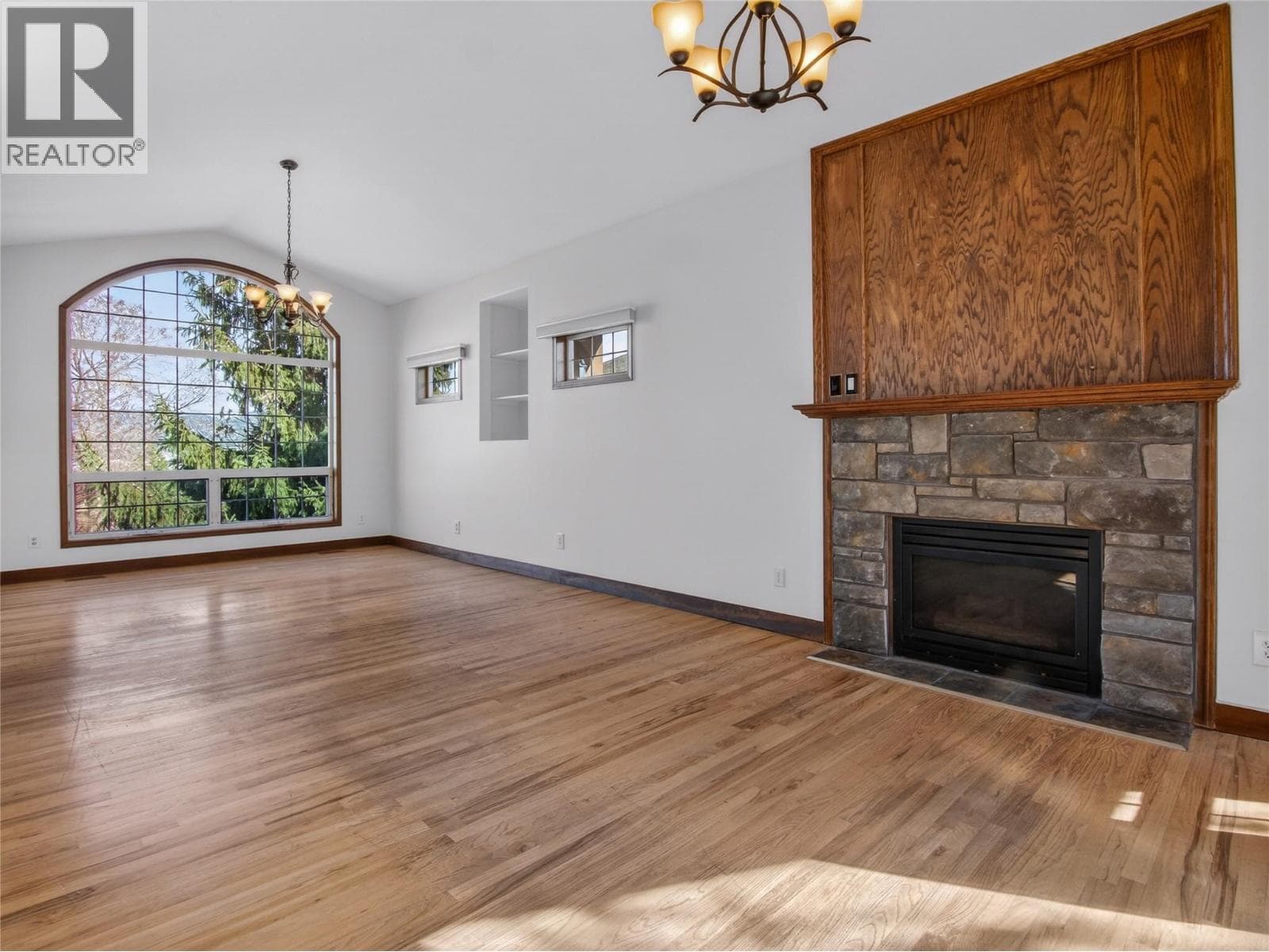 192 LAKEHILL ROAD, Interior REALTORS® — photo 5
