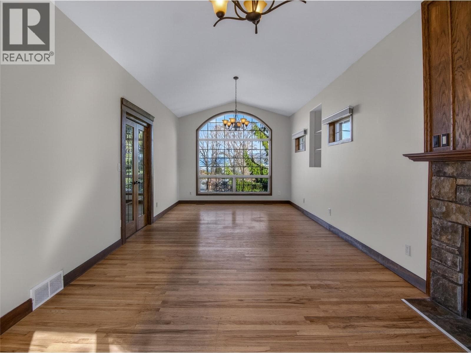 192 LAKEHILL ROAD, Interior REALTORS® — photo 2
