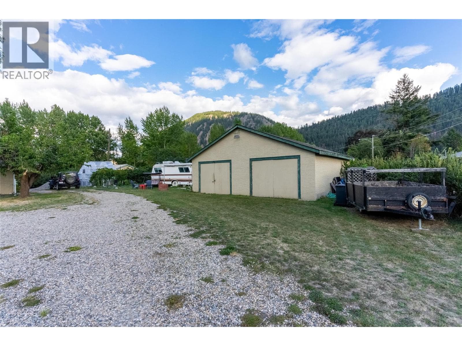 213 BELL STREET, Interior REALTORS® — photo 3