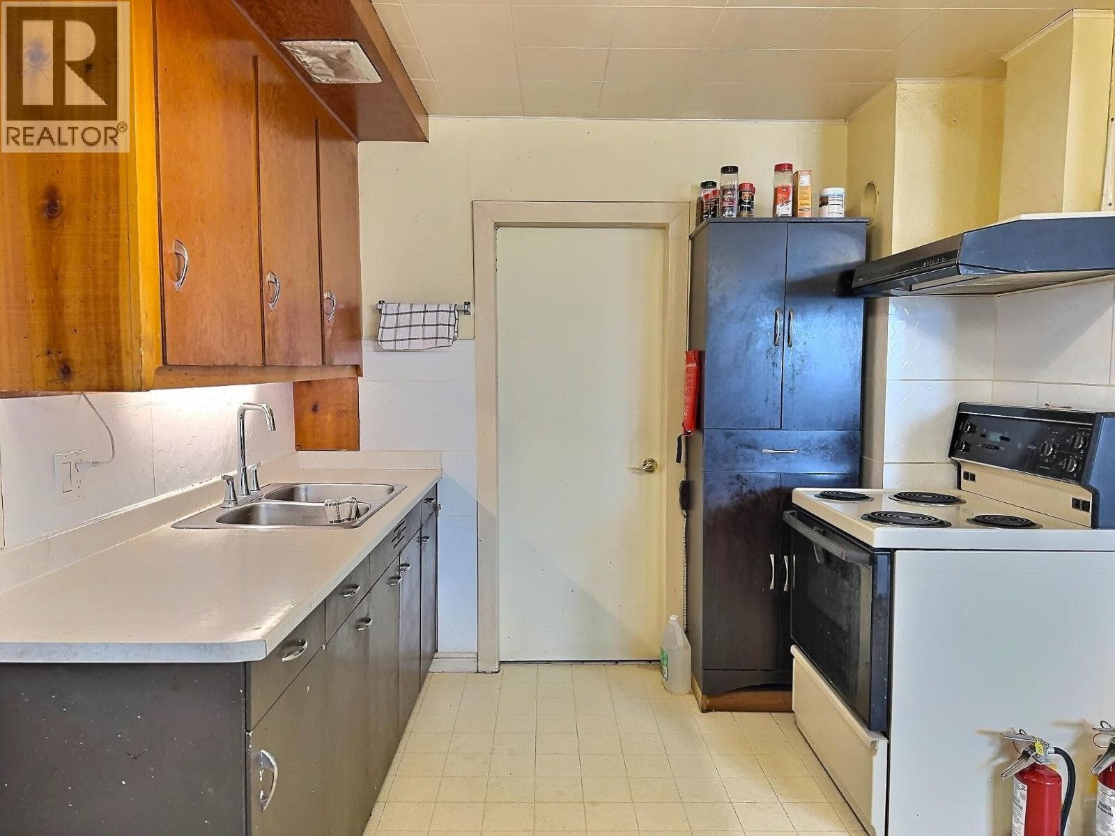 213 BELL STREET, Interior REALTORS® — photo 5
