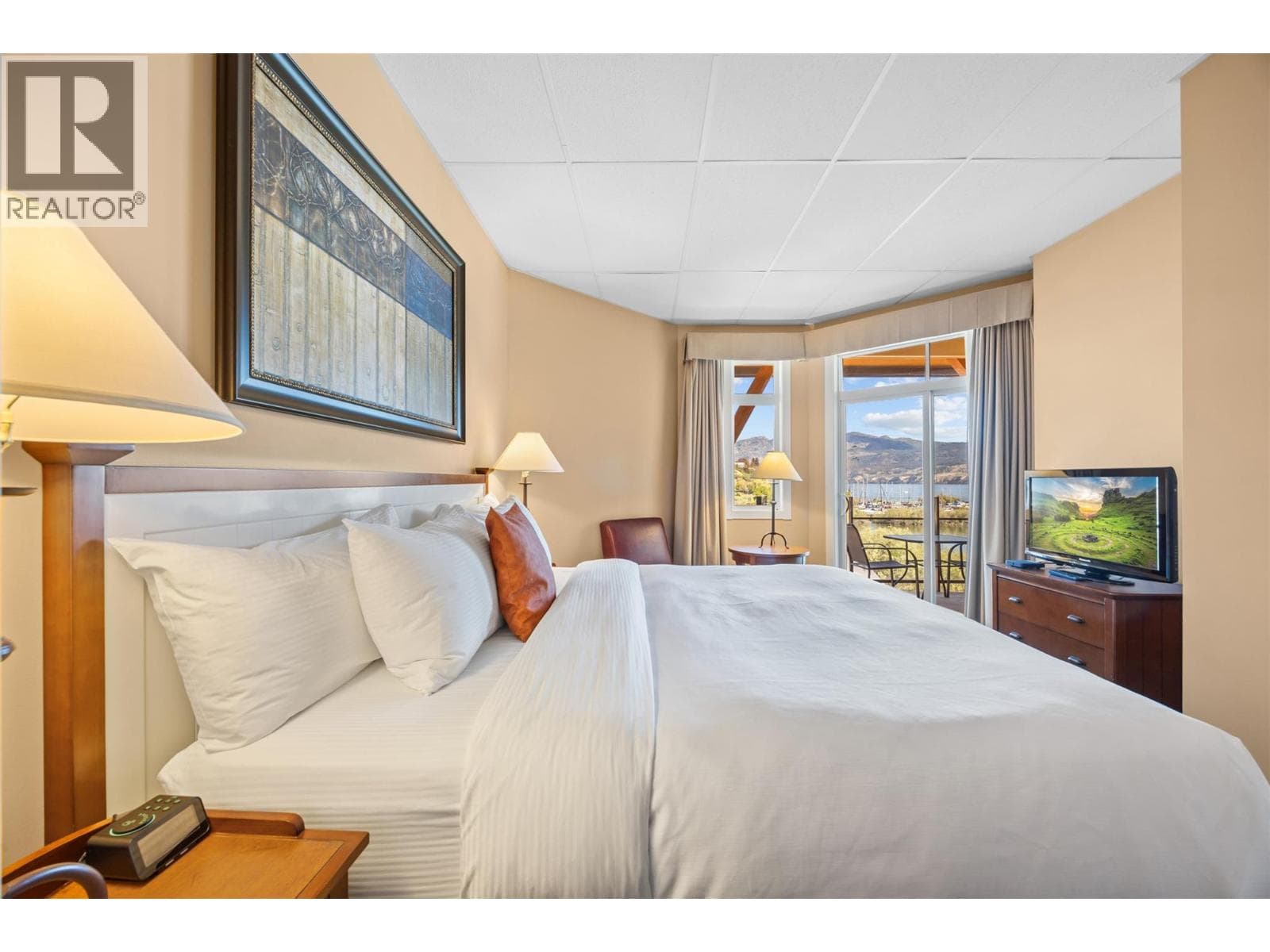 12811 Lakeshore Drive S Unit# 633/634, Interior REALTORS® — photo 5