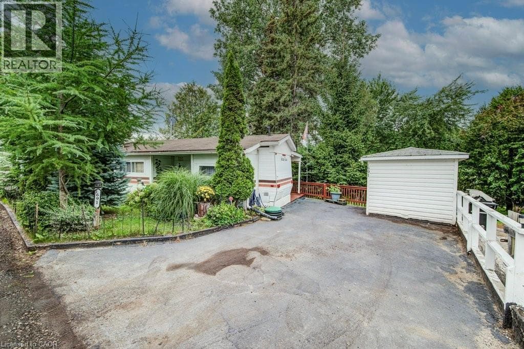 691 OAK Crescent in 