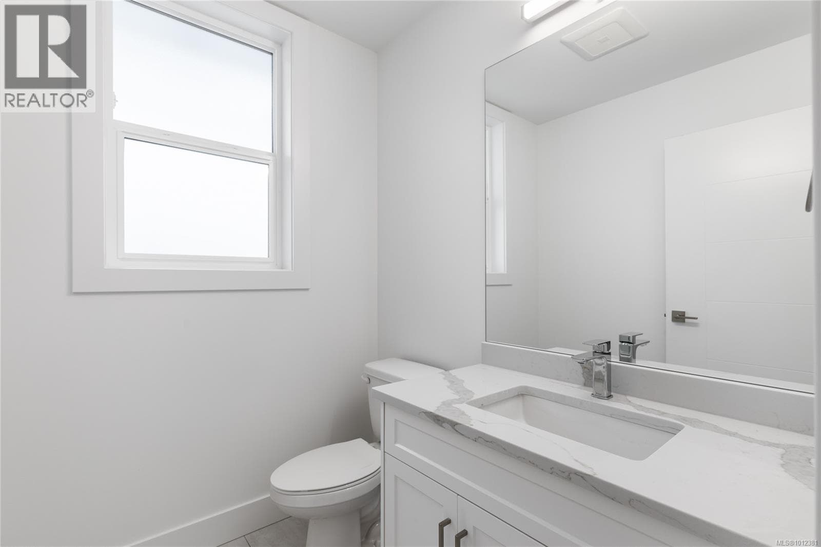 107 151 Royal Pacific Way — photo 2