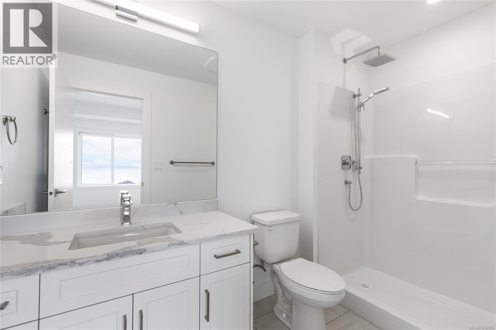 106 151 Royal Pacific Way — photo 3